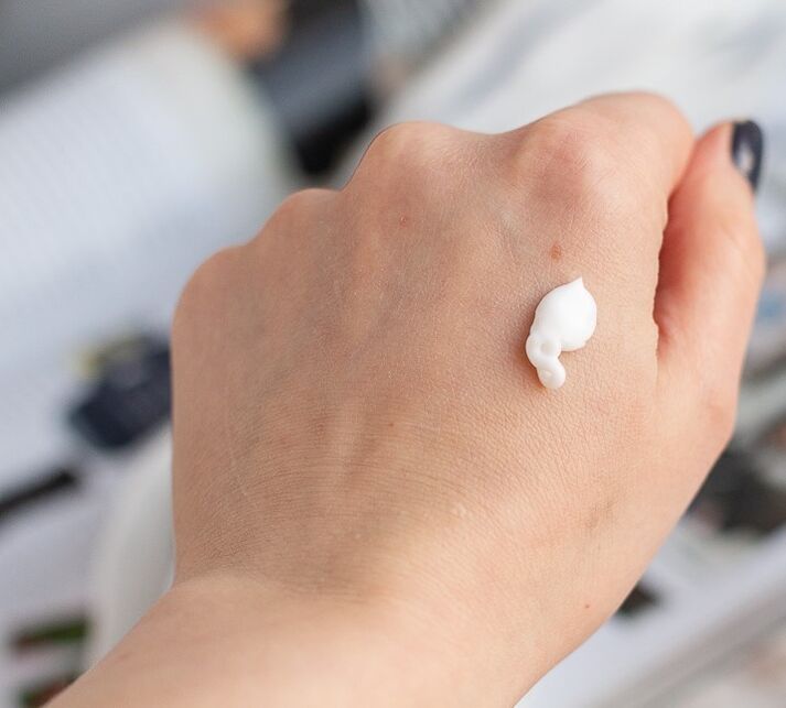 Photo of the cream on the hand from a review by Alice from Krakow on Yenki Derm